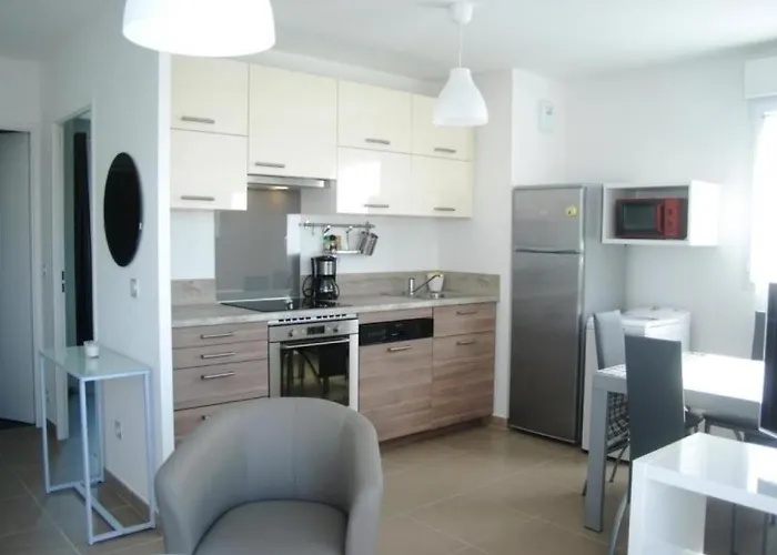 Moderne Avec Terrasse, Parking Et Clim Au Lavandou - 4 Couchages - Fr-1-251-122 *