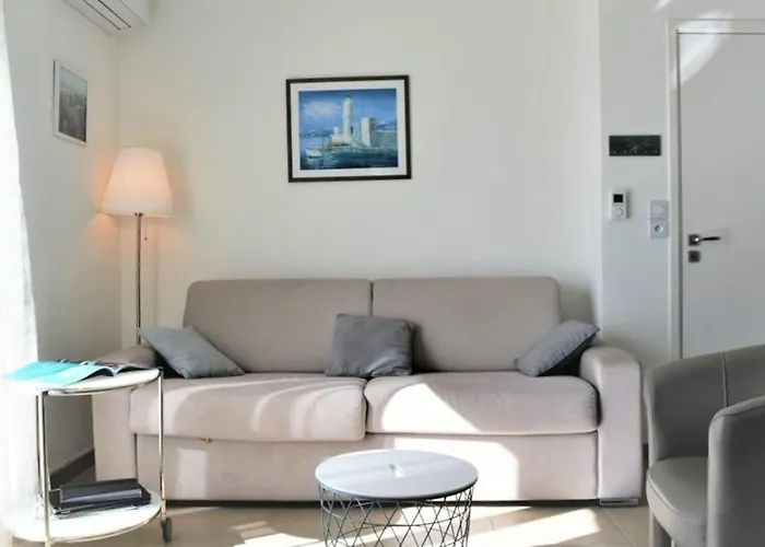 Moderne Avec Terrasse, Parking Et Clim Au Lavandou - 4 Couchages - Fr-1-251-122 *